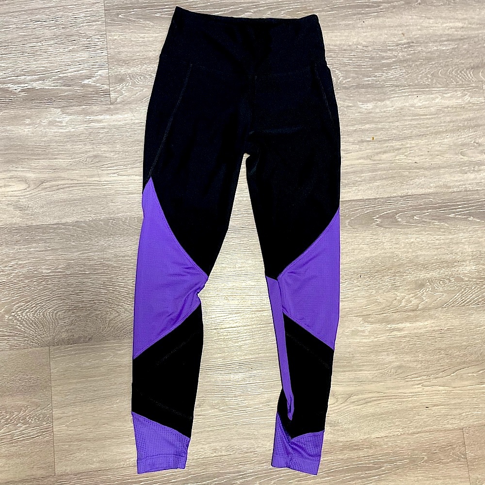 ⚠️💥‼️𝐅𝐑𝐄𝐄 𝐀𝐃𝐃-𝐎𝐍‼️💥⚠️ BALLY || Black + Purple Leggings | Size Small